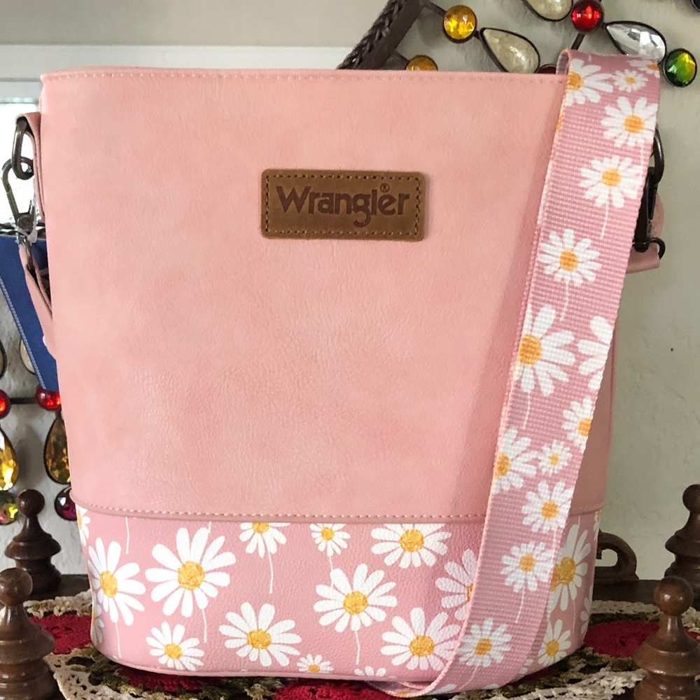 NWT Wrangler Pink Daisy Crossbody Purse with Floral Strap